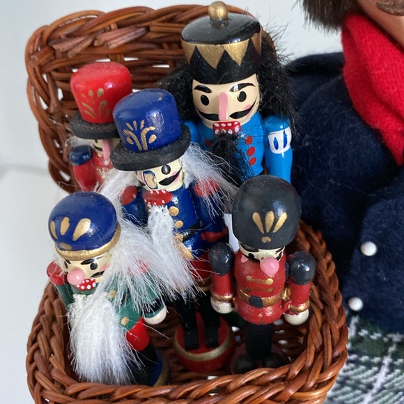 Byers' Choice Christmas Nutcracker Vendor - Picture 6 of 8